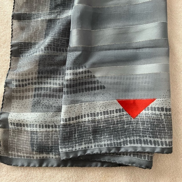 Vintage sheer Scarf signed Yvette Montagne Paris. Grey Silver Red Geometric - Picture 10 of 15